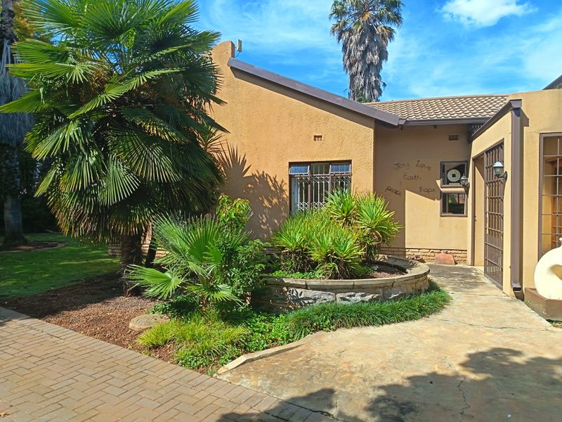 Four bedroom house in Golfpark, Meyerton - Photo 3