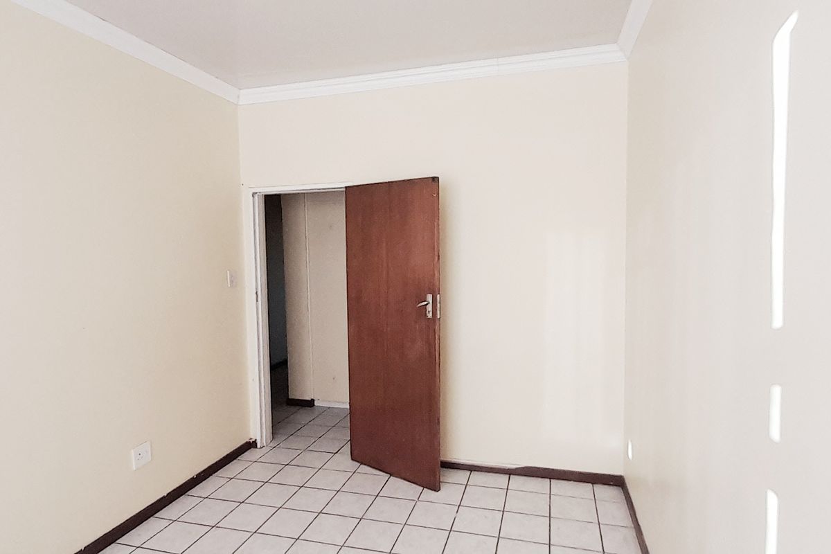 SIDWELL ROOM IN APARTMENT FOR RENT - Photo 2