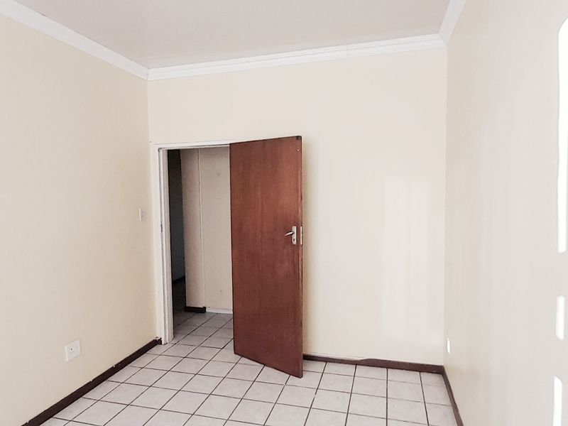 SIDWELL ROOM IN APARTMENT FOR RENT - Photo 2