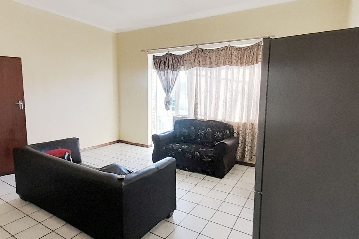 SIDWELL ROOM IN APARTMENT FOR RENT - Photo 3