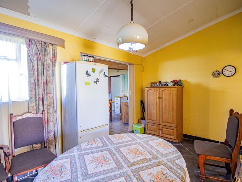 Spacious Family Home with Entertainment Area & Flatlet Potential - Photo 8