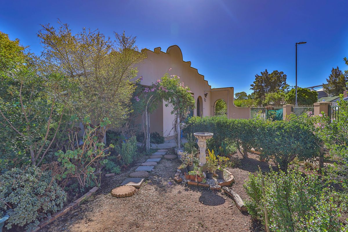 Spacious Family Home with Entertainment Area & Flatlet Potential - Photo 5