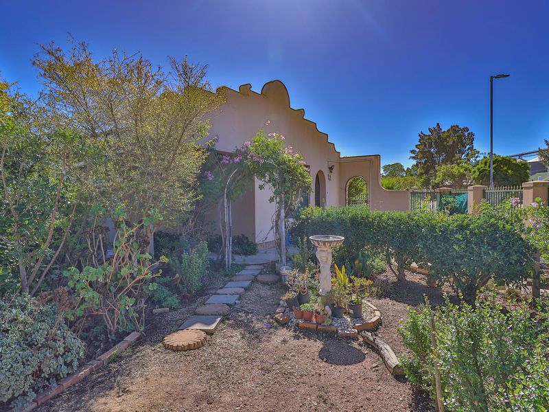 Spacious Family Home with Entertainment Area & Flatlet Potential - Photo 5