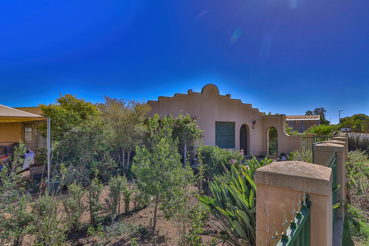 Spacious Family Home with Entertainment Area & Flatlet Potential - Photo 4