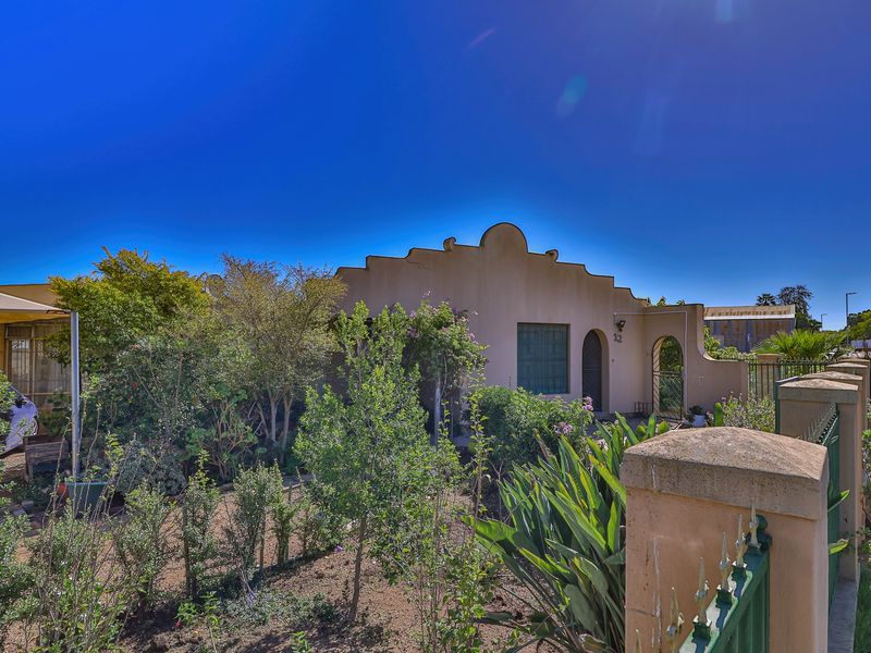 Spacious Family Home with Entertainment Area & Flatlet Potential - Photo 4