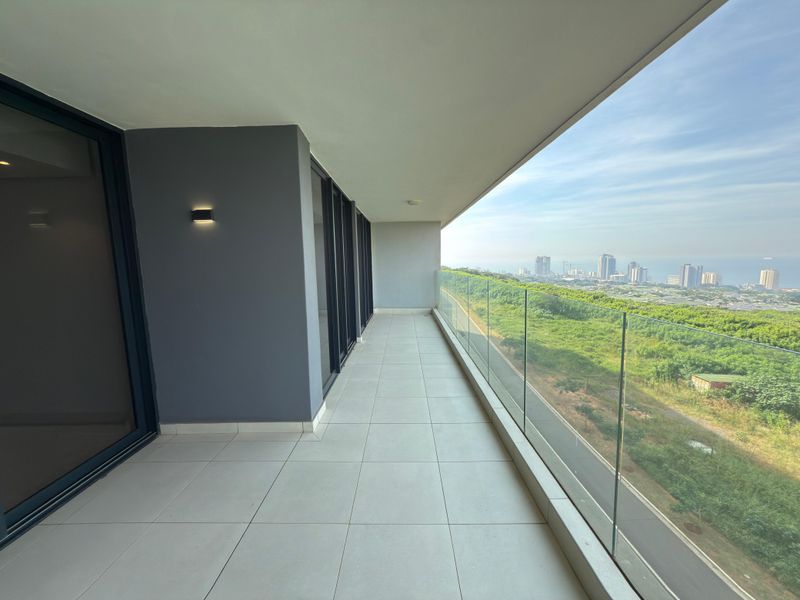 Stylish 3 Bedroom, 3 Bathroom Apartment with Panoramic Sea Views in Skyridge Side - Photo 9