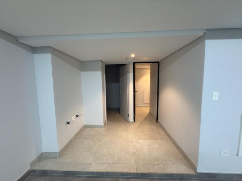 Stylish 3 Bedroom, 3 Bathroom Apartment with Panoramic Sea Views in Skyridge Side - Photo 6