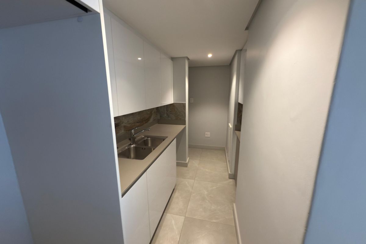 Stylish 3 Bedroom, 3 Bathroom Apartment with Panoramic Sea Views in Skyridge Side - Photo 3