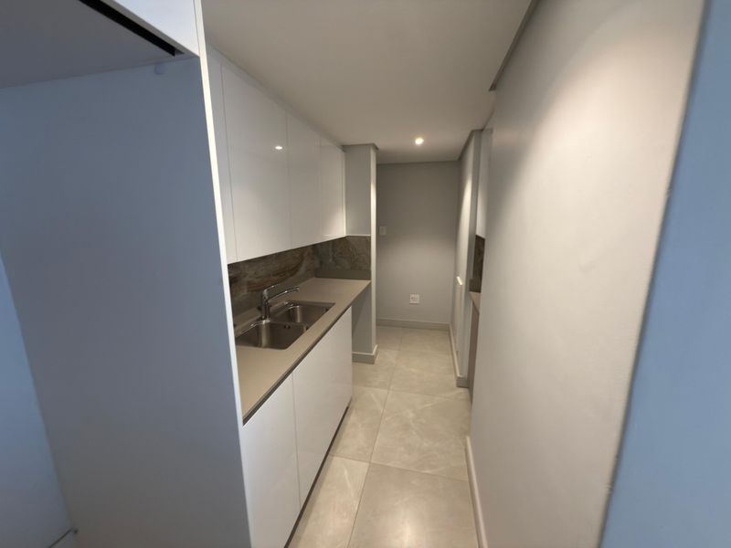 Stylish 3 Bedroom, 3 Bathroom Apartment with Panoramic Sea Views in Skyridge Side - Photo 3