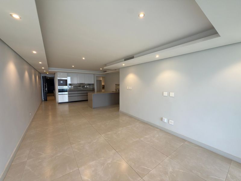 Stylish 3 Bedroom, 3 Bathroom Apartment with Panoramic Sea Views in Skyridge Side - Photo 2