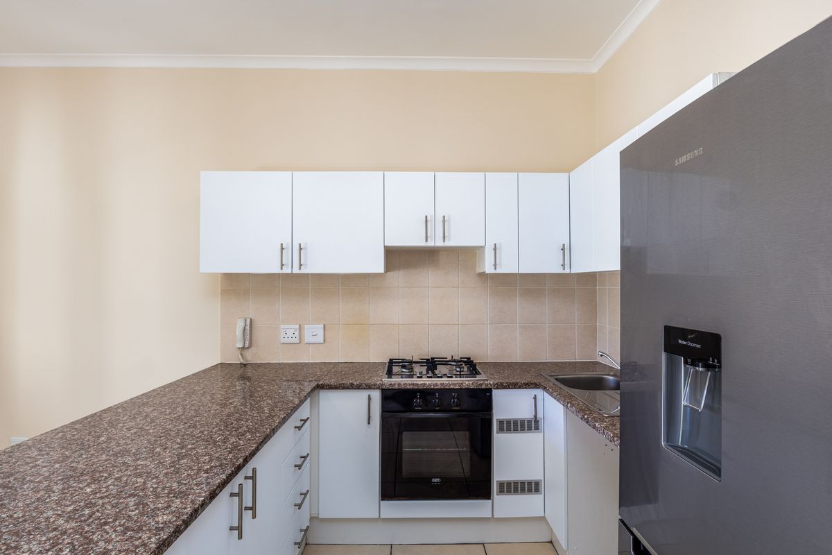 Immaculate semi-furnished 1 Bedroom to Rent - Photo 2