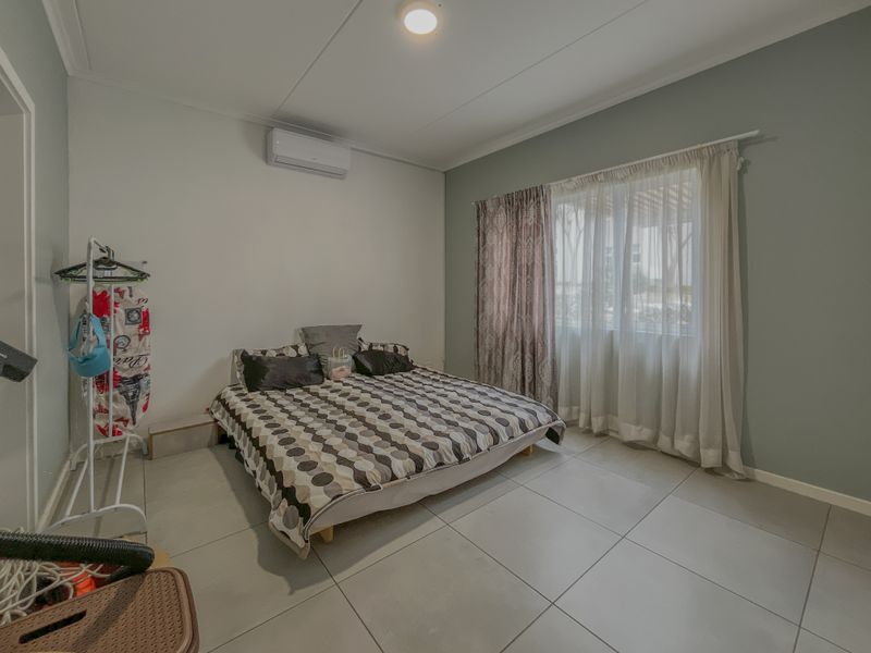Ground Floor Living with Private Garden in Sought-After Manor Gardens - Photo 6