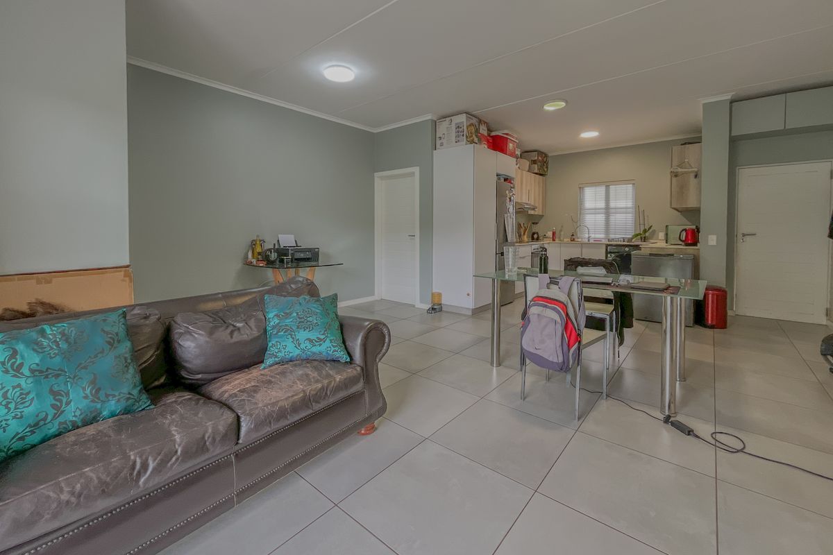 Ground Floor Living with Private Garden in Sought-After Manor Gardens - Photo 2