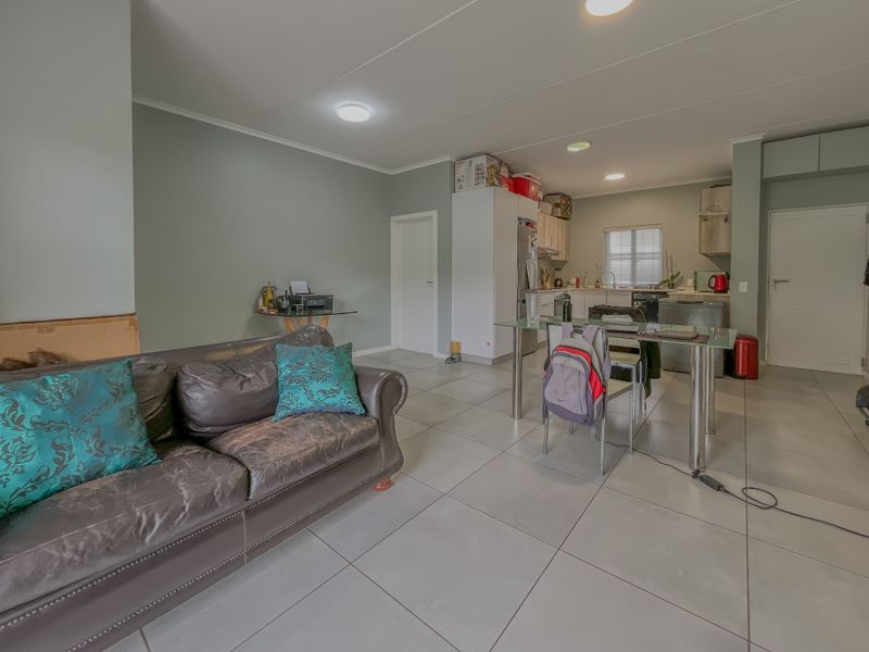 Ground Floor Living with Private Garden in Sought-After Manor Gardens - Photo 2