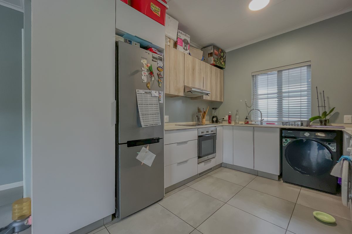 Ground Floor Living with Private Garden in Sought-After Manor Gardens - Photo 4