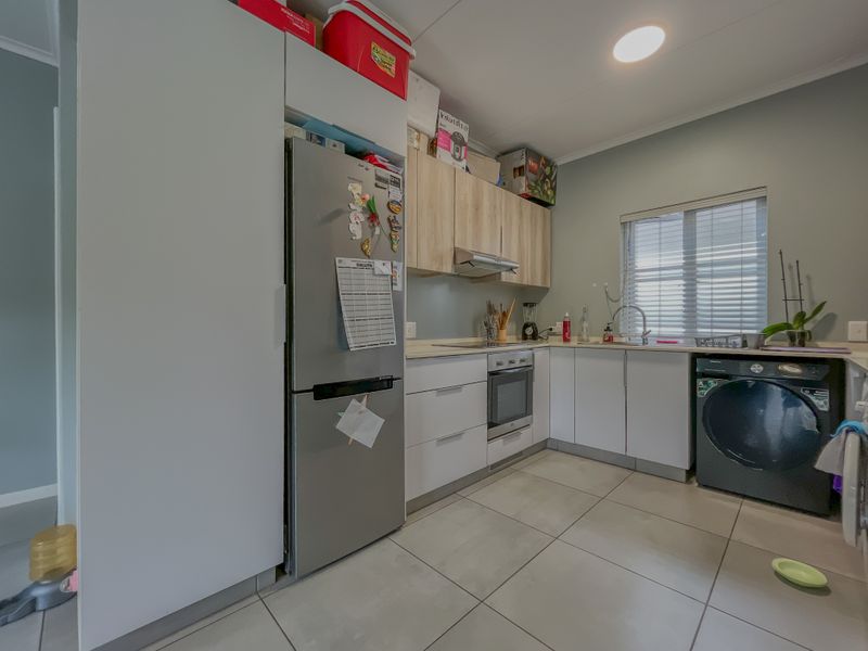 Ground Floor Living with Private Garden in Sought-After Manor Gardens - Photo 4