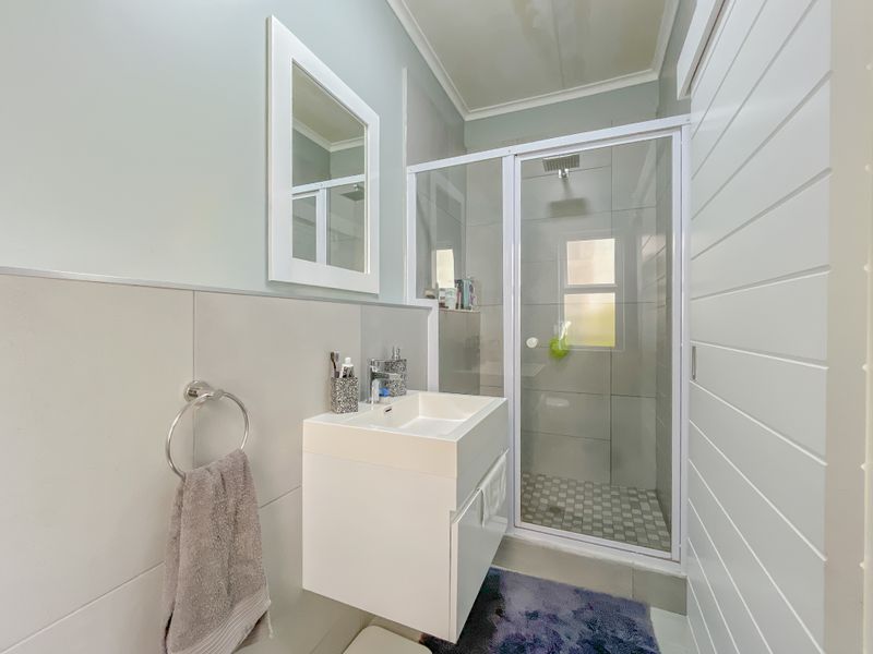 Ground Floor Living with Private Garden in Sought-After Manor Gardens - Photo 10