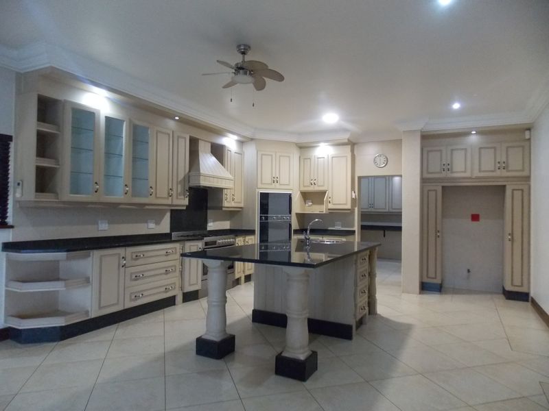 Luxury Waterfront Living in Westlake Country & Safari Estate - Photo 10