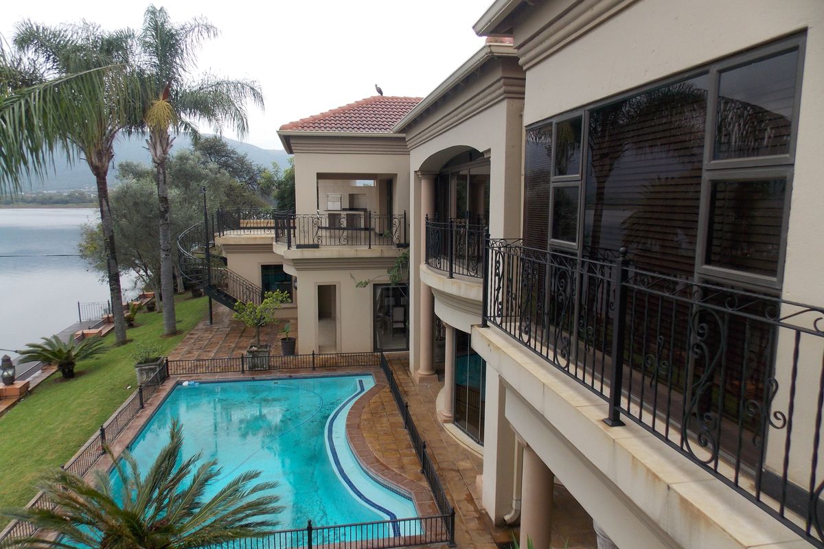 Luxury Waterfront Living in Westlake Country & Safari Estate - Photo 3