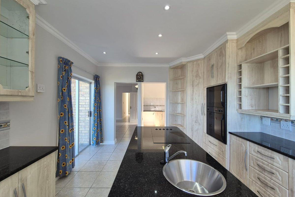 Spacious 4 Bedroom Home with Sea Views in Klein Brak - Photo 5