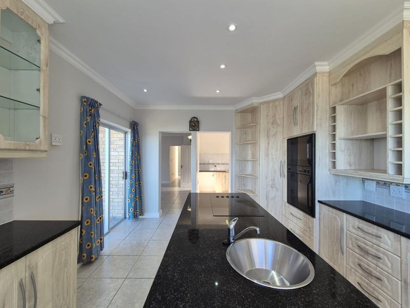 Spacious 4 Bedroom Home with Sea Views in Klein Brak - Photo 5