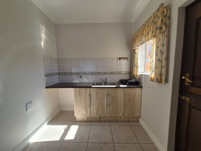 Spacious 4 Bedroom Home with Sea Views in Klein Brak - Photo 6