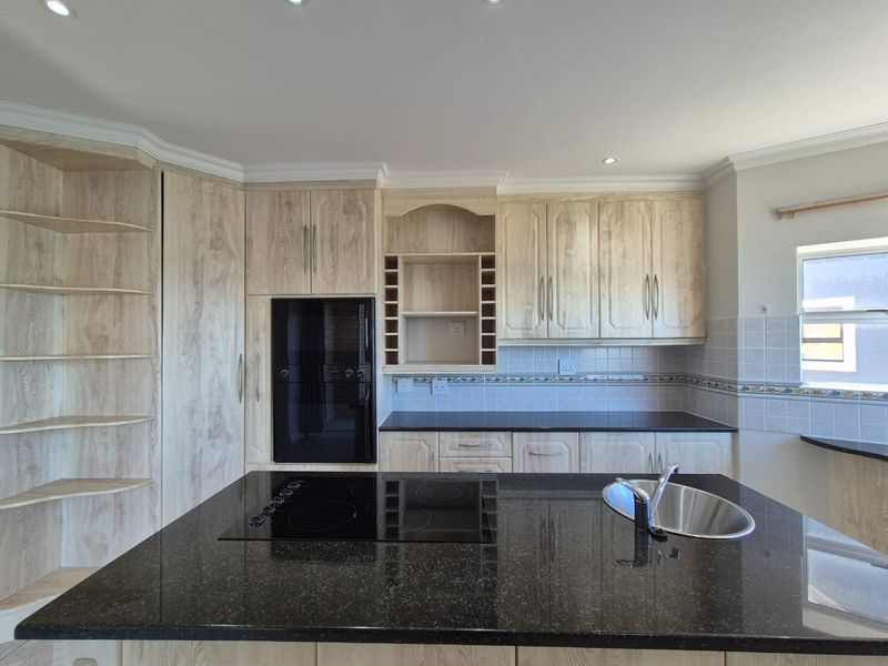 Spacious 4 Bedroom Home with Sea Views in Klein Brak - Photo 4