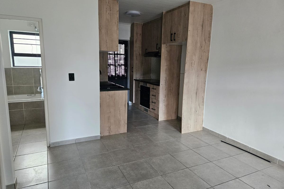 2 Bedroom Apartment For Rent -  Parkhill Place - Photo 2