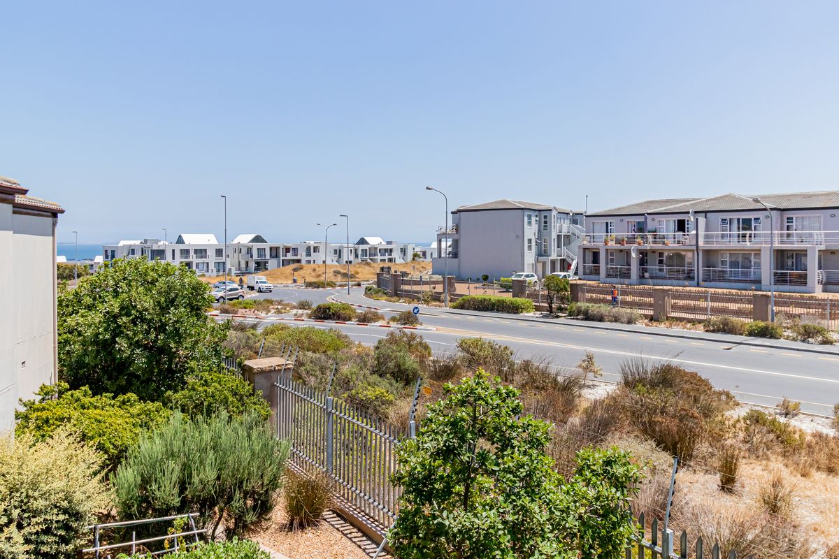 Spacious Coastal Living in Big Bay – Fully Furnished Apartment with Dual Balconies Near the Beach - Photo 4