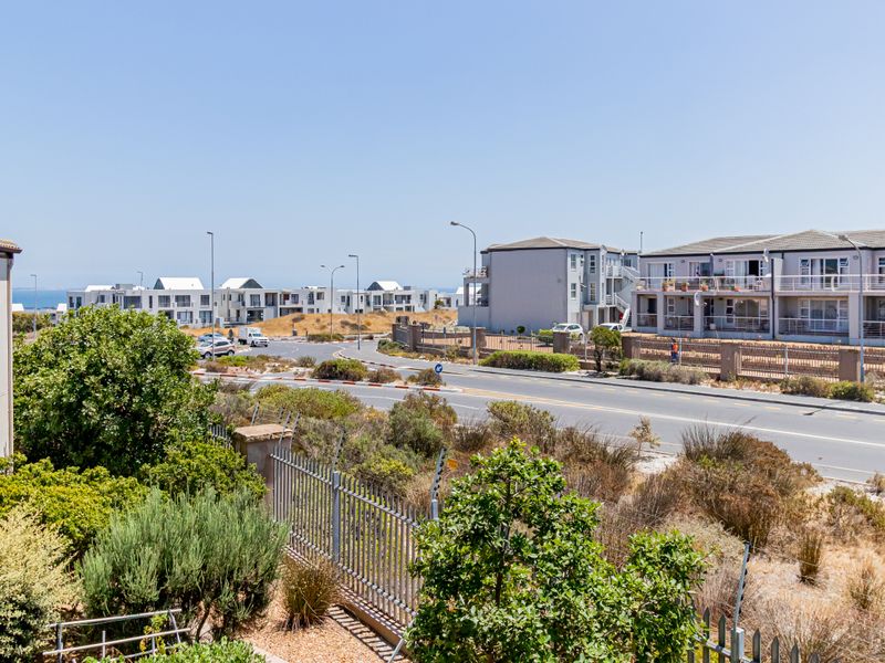 Spacious Coastal Living in Big Bay – Fully Furnished Apartment with Dual Balconies Near the Beach - Photo 4