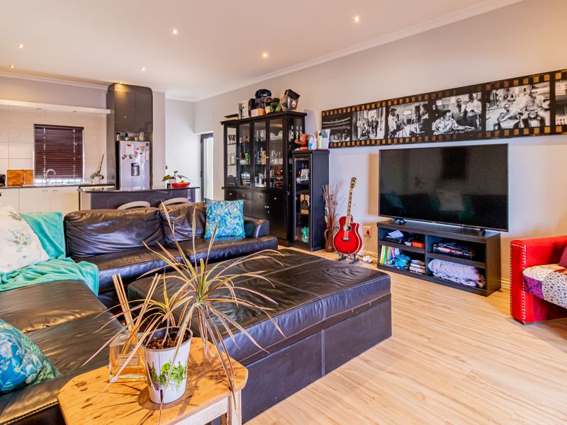 Spacious Coastal Living in Big Bay – Fully Furnished Apartment with Dual Balconies Near the Beach - Photo 7