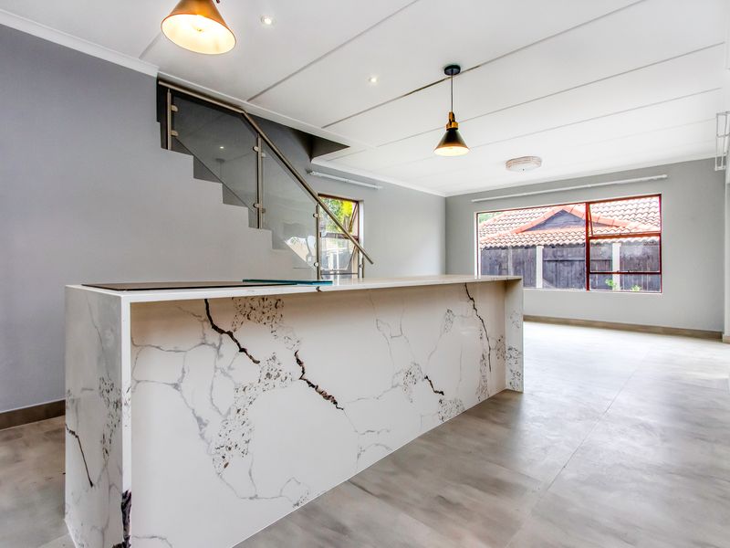 MODERN LUXURY MEETS SUBURBAN SERENITY - Photo 4