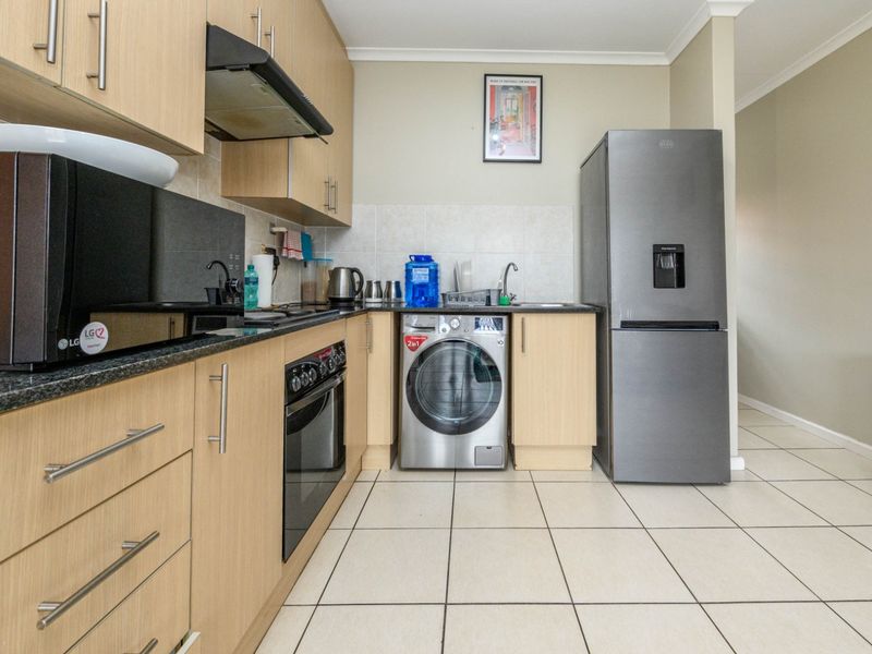 SOUTH END 2 BED 1 BATH TOWNHOUSE WITH SINGLE GARAGE FOR RENT - Photo 3