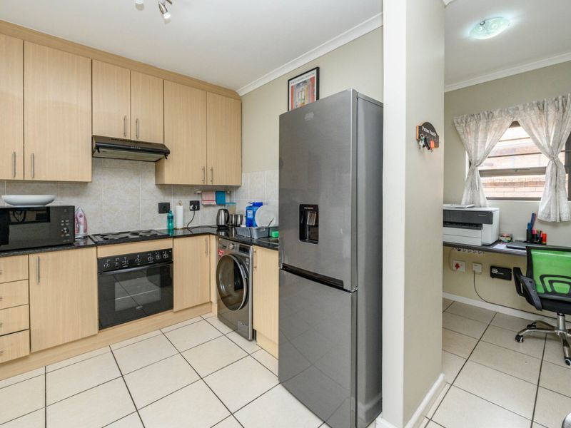 SOUTH END 2 BED 1 BATH TOWNHOUSE WITH SINGLE GARAGE FOR RENT - Photo 4