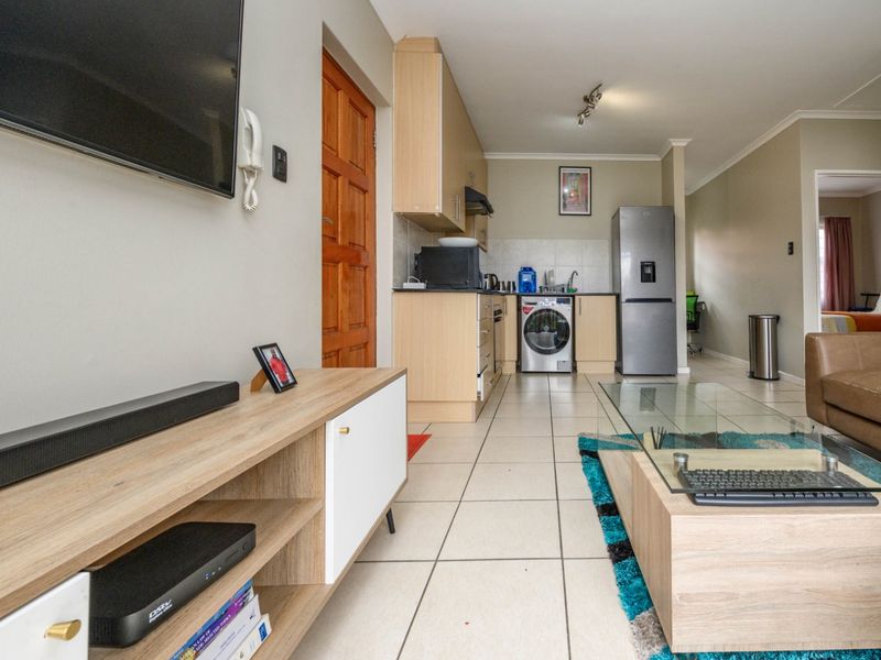 SOUTH END 2 BED 1 BATH TOWNHOUSE WITH SINGLE GARAGE FOR RENT - Photo 2