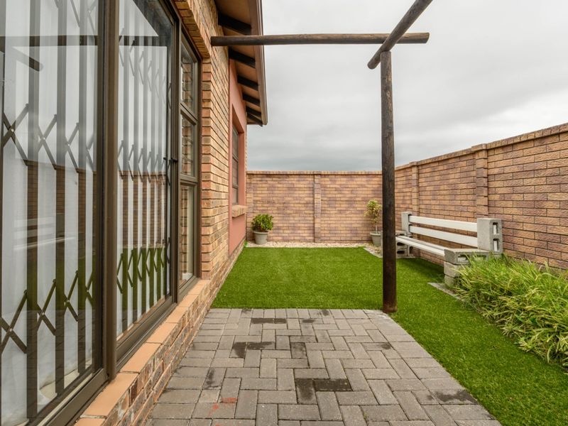 SOUTH END 2 BED 1 BATH TOWNHOUSE WITH SINGLE GARAGE FOR RENT - Photo 10