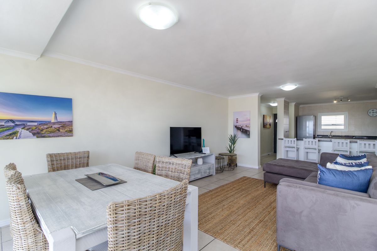 Coastal Apartment with stunning views - Walking distance to the beach. - Photo 4