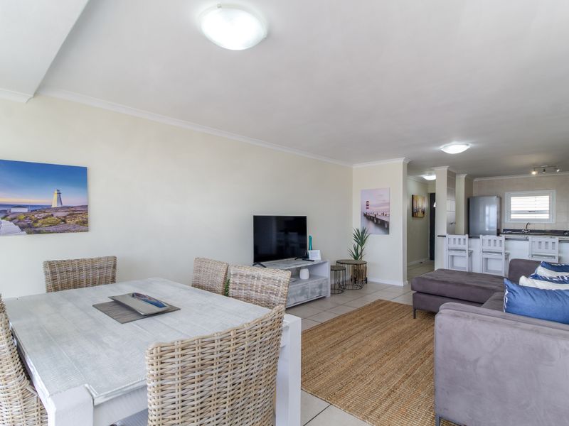 Coastal Apartment with stunning views - Walking distance to the beach. - Photo 4