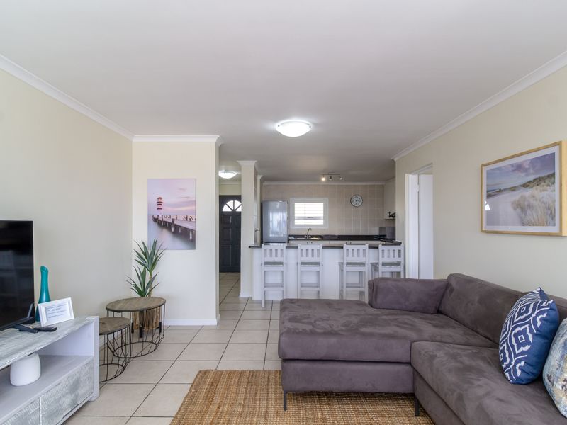 Coastal Apartment with stunning views - Walking distance to the beach. - Photo 8
