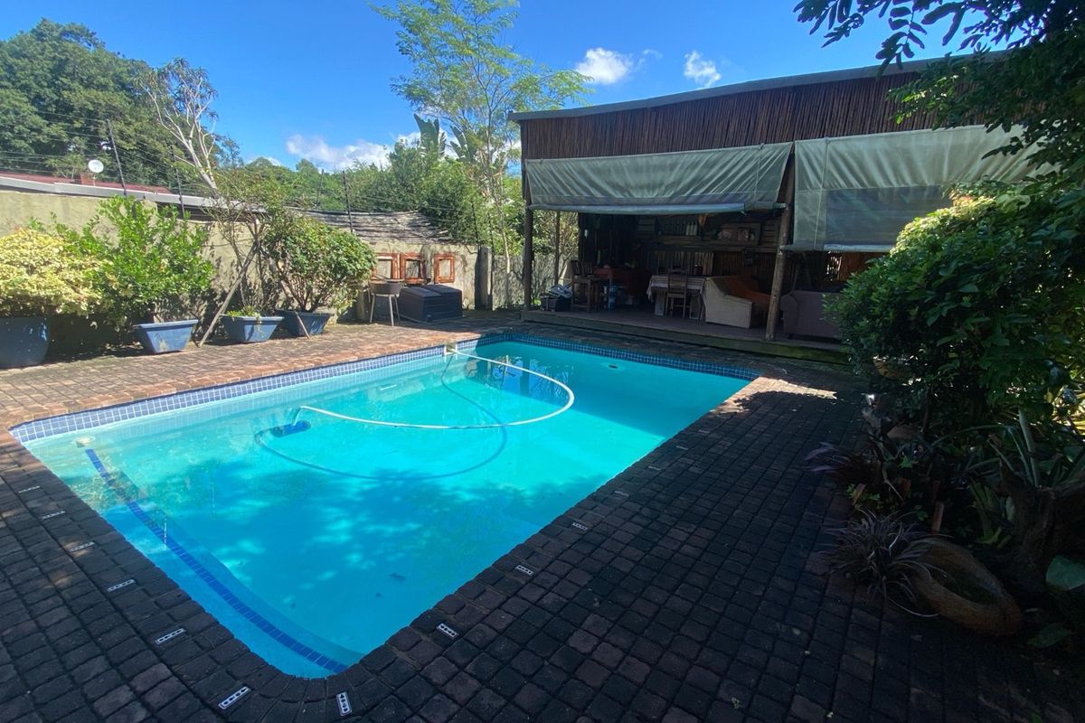 Spacious Family Home with Pool & Great Entertainment Areas - Photo 5