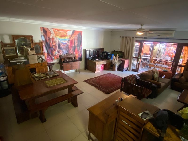Spacious Family Home with Pool & Great Entertainment Areas - Photo 8