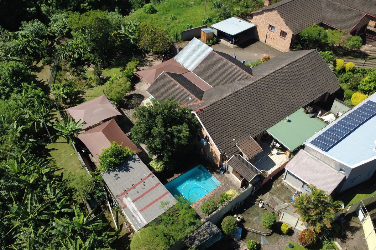 Spacious Family Home with Pool & Great Entertainment Areas - Photo 3
