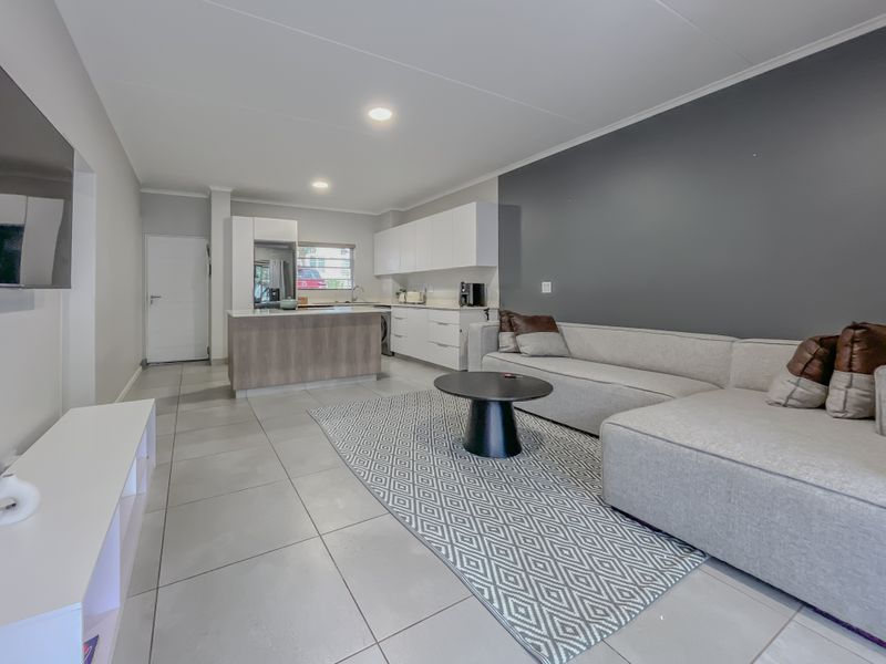 Private Garden, Modern Finishes – Manor Views at Its Best - Photo 9