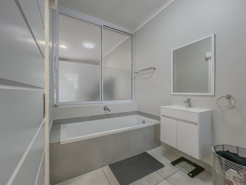 Private Garden, Modern Finishes – Manor Views at Its Best - Photo 7