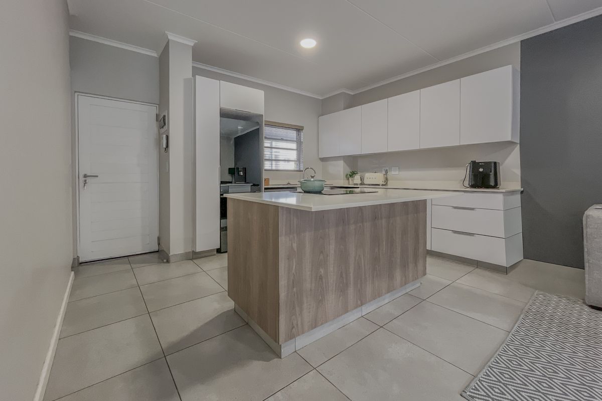 Private Garden, Modern Finishes – Manor Views at Its Best - Photo 2