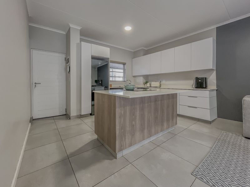 Private Garden, Modern Finishes – Manor Views at Its Best - Photo 2