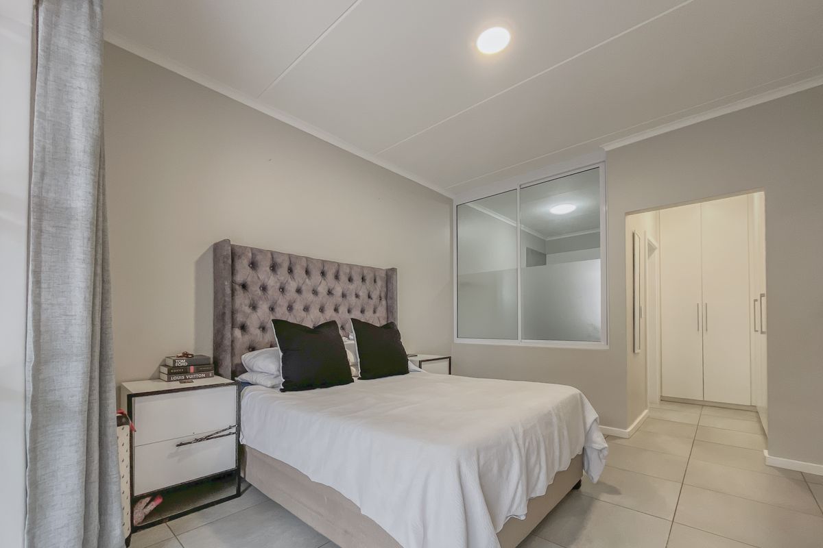 Private Garden, Modern Finishes – Manor Views at Its Best - Photo 4