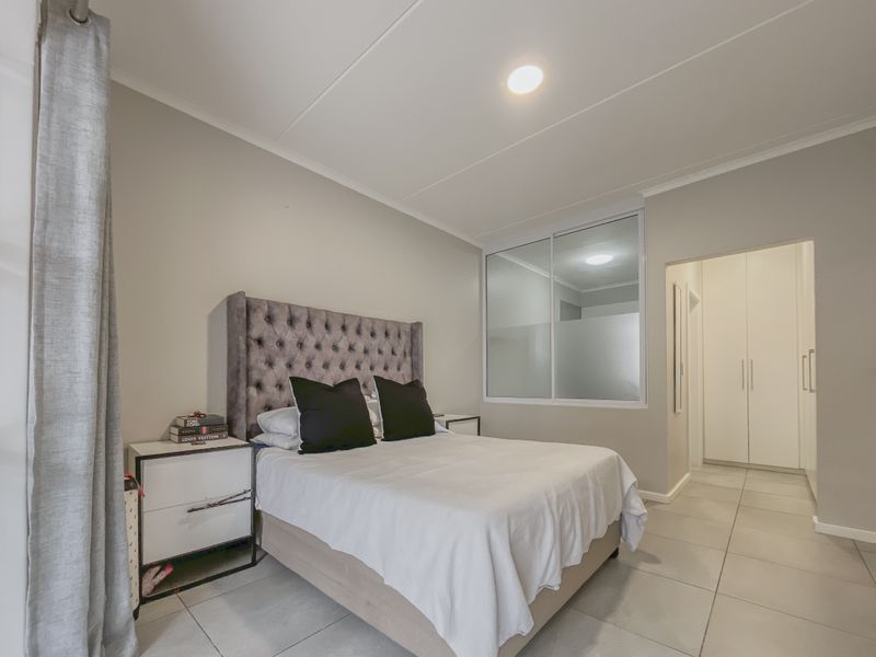 Private Garden, Modern Finishes – Manor Views at Its Best - Photo 4