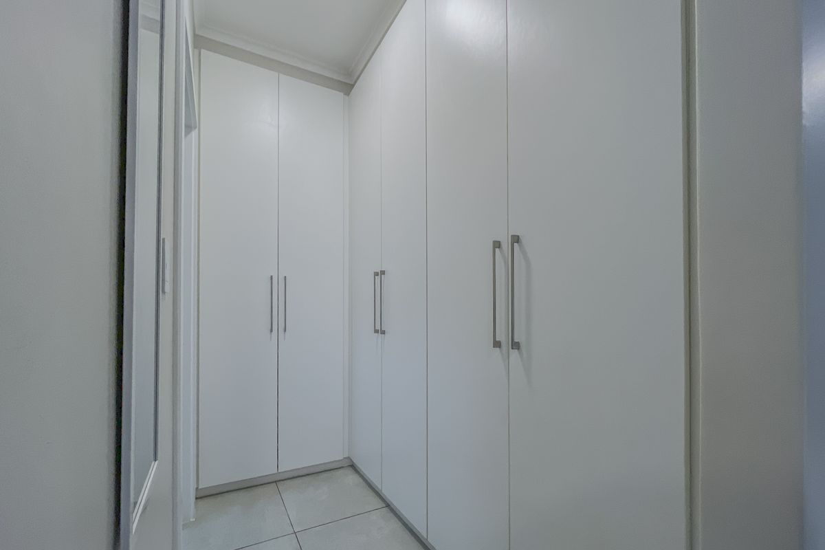 Private Garden, Modern Finishes – Manor Views at Its Best - Photo 5