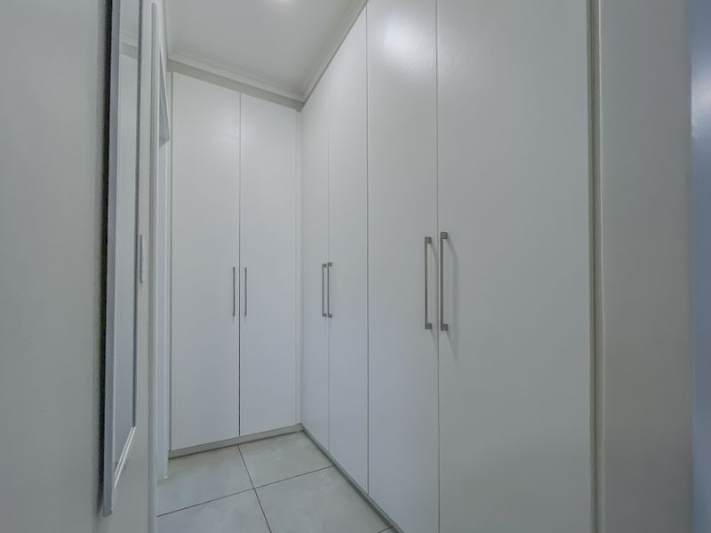 Private Garden, Modern Finishes – Manor Views at Its Best - Photo 5